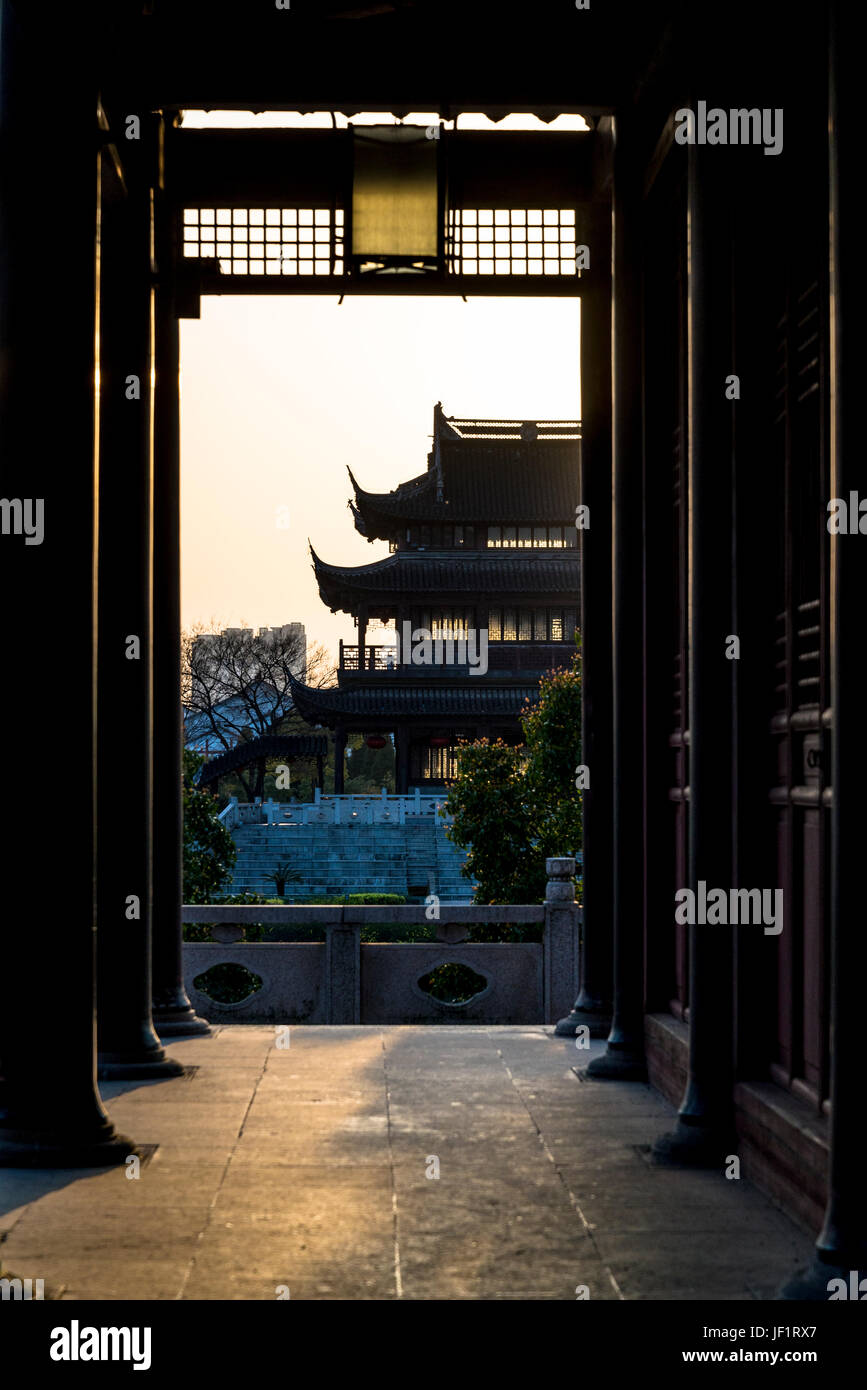 Padiglione con battenti eaves visto attraverso il telaio di un altro edificio, Pan di gate o di Panmen Scenic Area, Suzhou, provincia dello Jiangsu, Cina Foto Stock