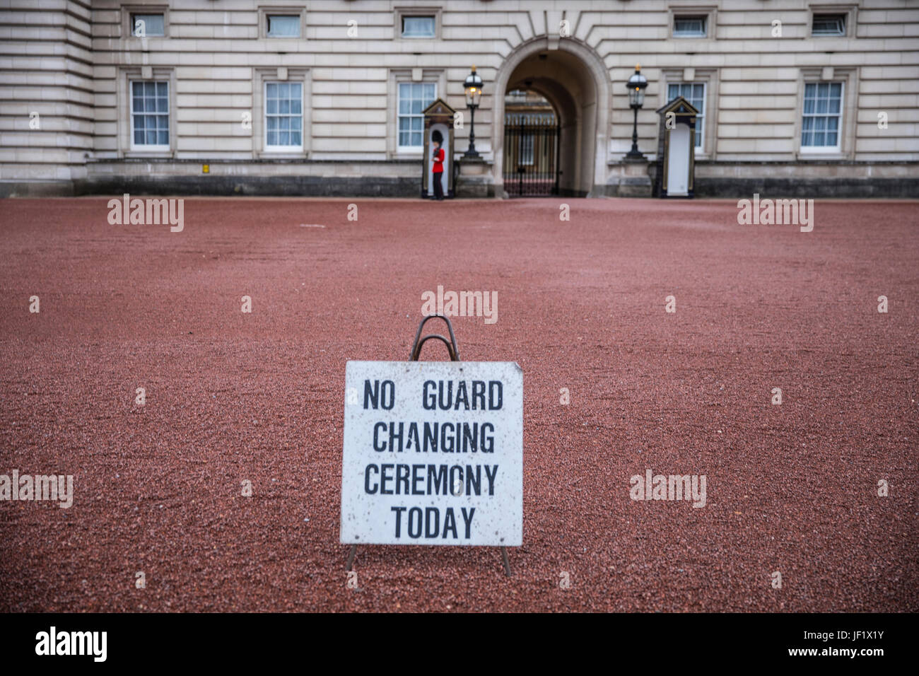 Cartello fuori Buckingham Palace - Nessun cambio di guardia cerimonia oggi Foto Stock
