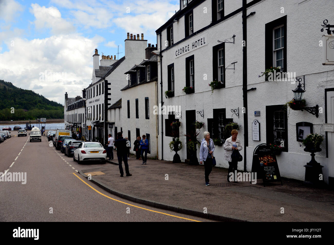 Guardando verso il basso lungo la via principale di Inveraray verso Loch Fyne, Scozia occidentale, UK. Foto Stock