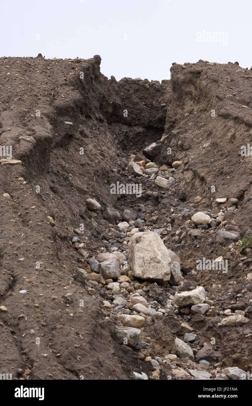 Erosione di burrone sul fianco di una collina al sito di lavoro essendo preparato per la nuova costruzione. Foto Stock