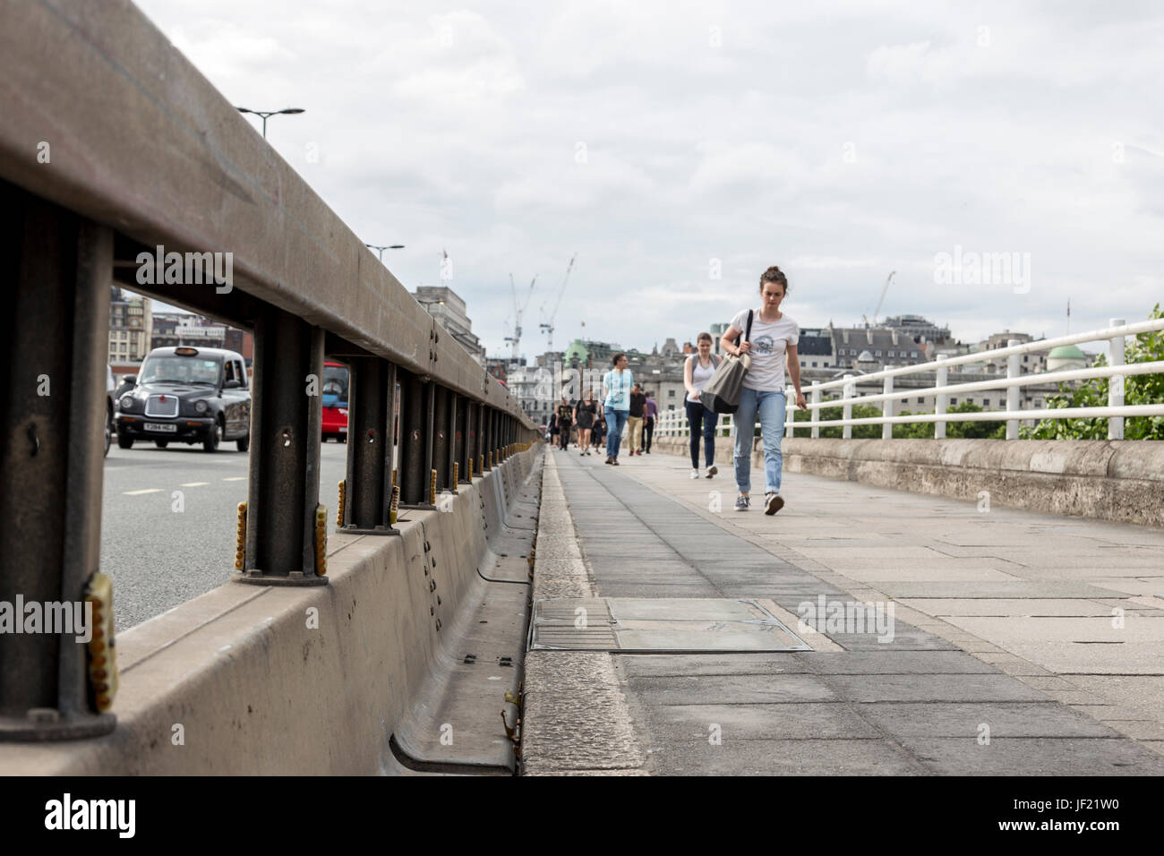 London, Regno Unito - 23 giugno 2017: anti-terrorismo barriere installate su ponti di Waterloo per proteggere il pubblico da futura vettura terrore atacks. Foto Stock