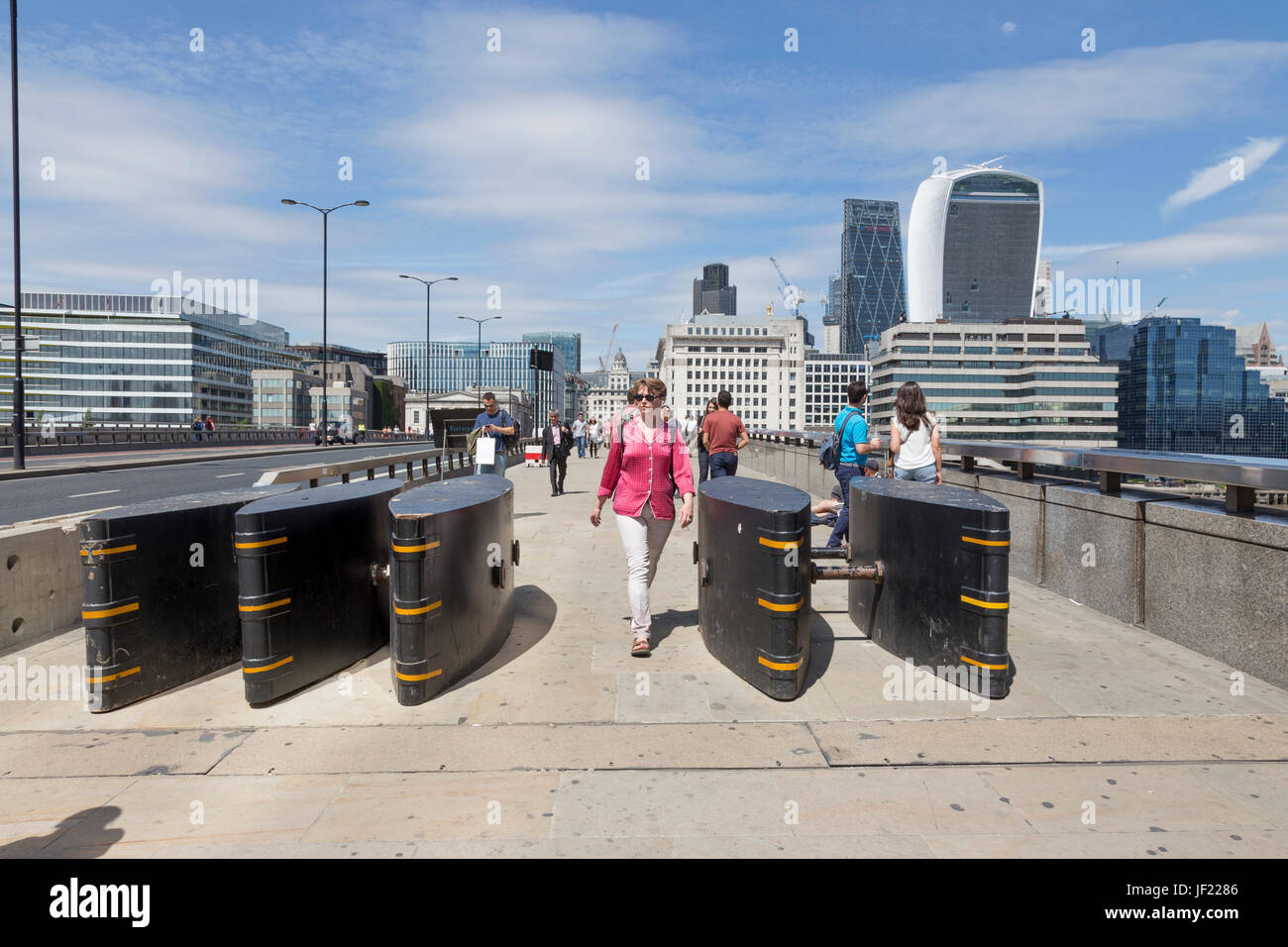 London, Regno Unito - 26 giugno 2017: anti-terrorismo barriere installate sul ponte di Londra per proteggere il pubblico da futura vettura terrore atacks. Foto Stock