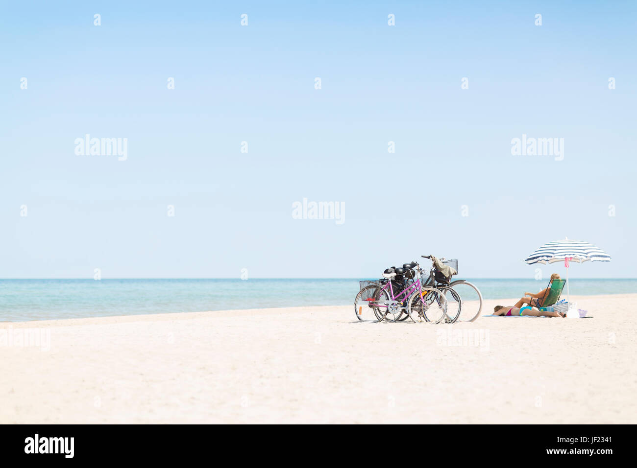 Persone rilassante sulla spiaggia Foto Stock