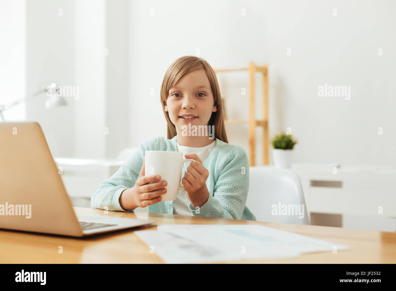 Luminose motivati bambino avente un tè Foto Stock