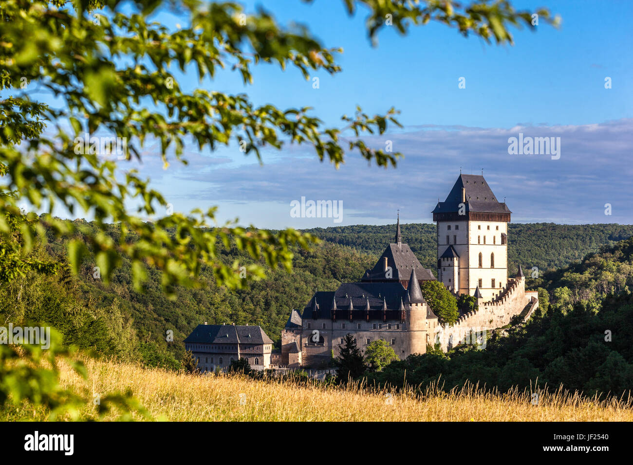 Castelli cechi Castello di Karlstejn, vista sulla campagna della Repubblica Ceca, castello reale costruito nel mezzo di profonde foreste Foto Stock