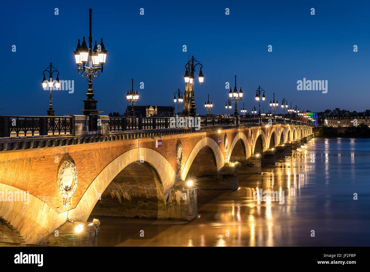 Pont de Pierre attraverso il fiume Garonne a Bordeaux Foto Stock