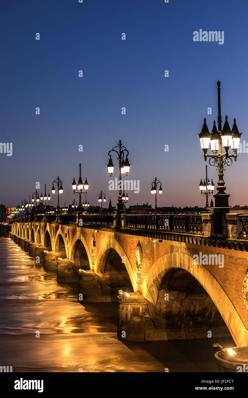 Pont de Pierre attraverso il fiume Garonne a Bordeaux Foto Stock