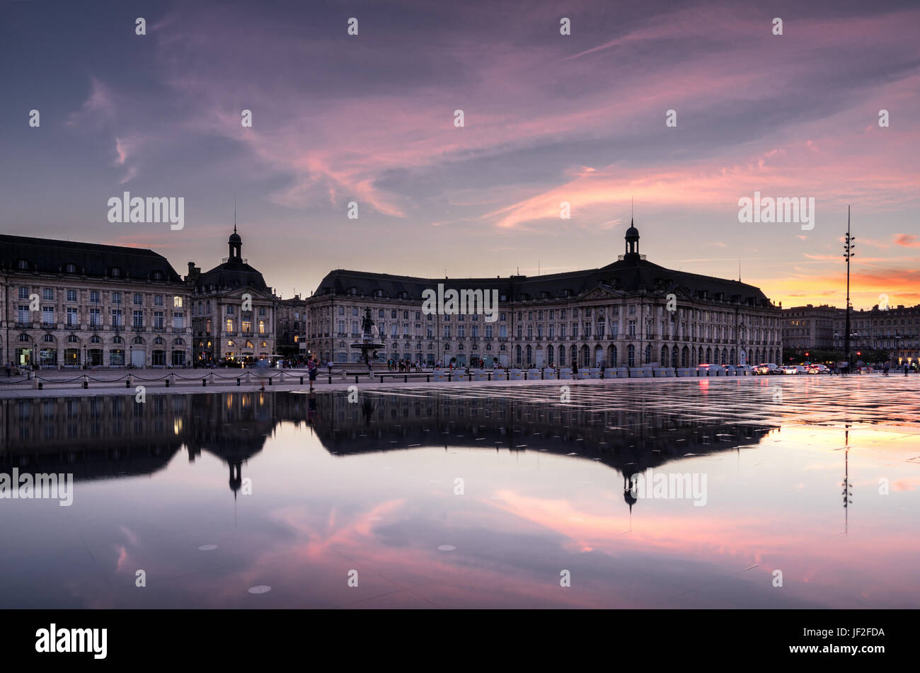 Place de la Bourse e specchio di acqua a Bordeaux Foto Stock