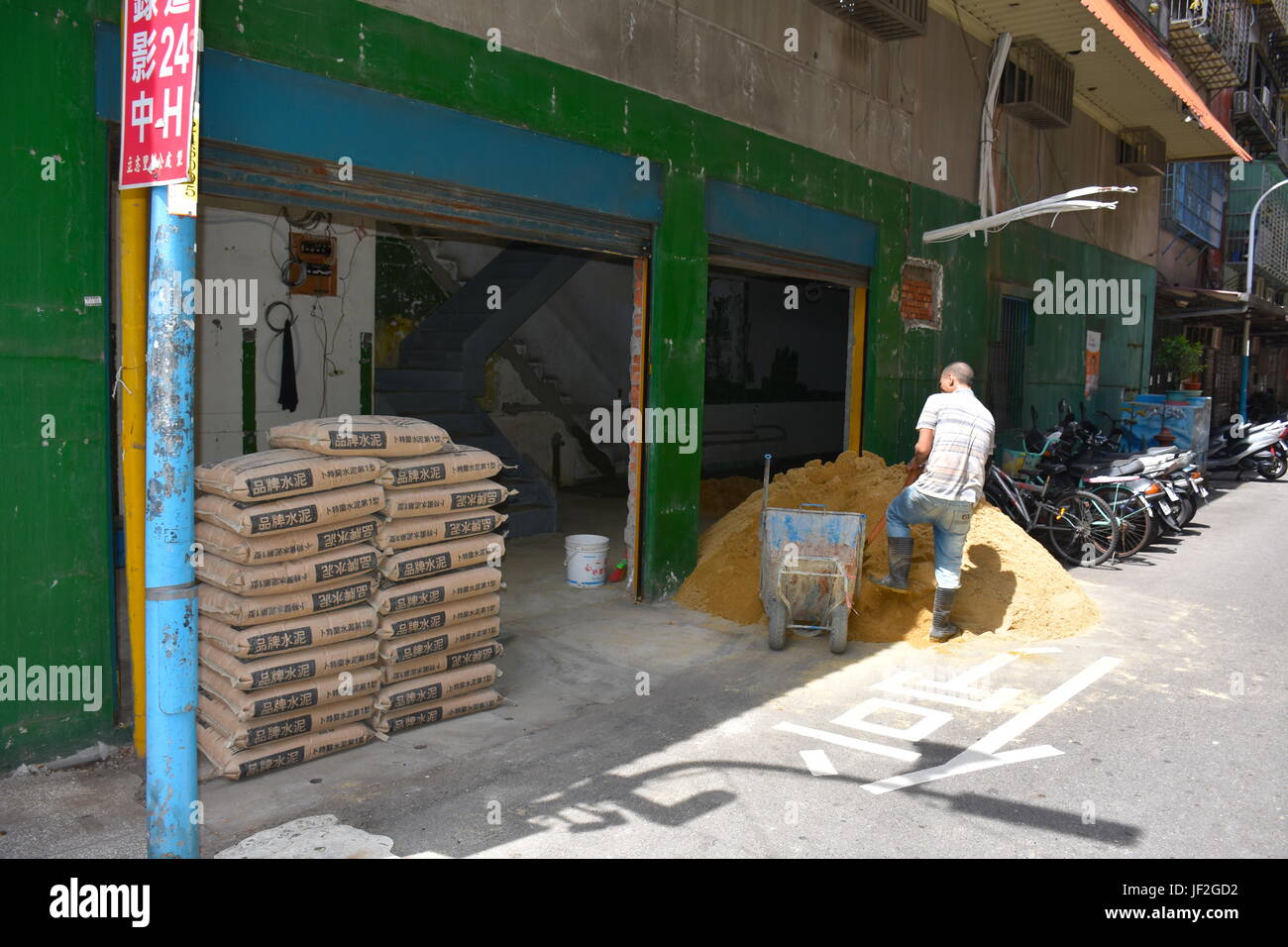 Seven Eleven in Taiwan ha cominciato fuori impopolare 20 anni fa, ma oggi è molto popolare con tutte le età, spesso con le linee lunghe al registro. Foto Stock