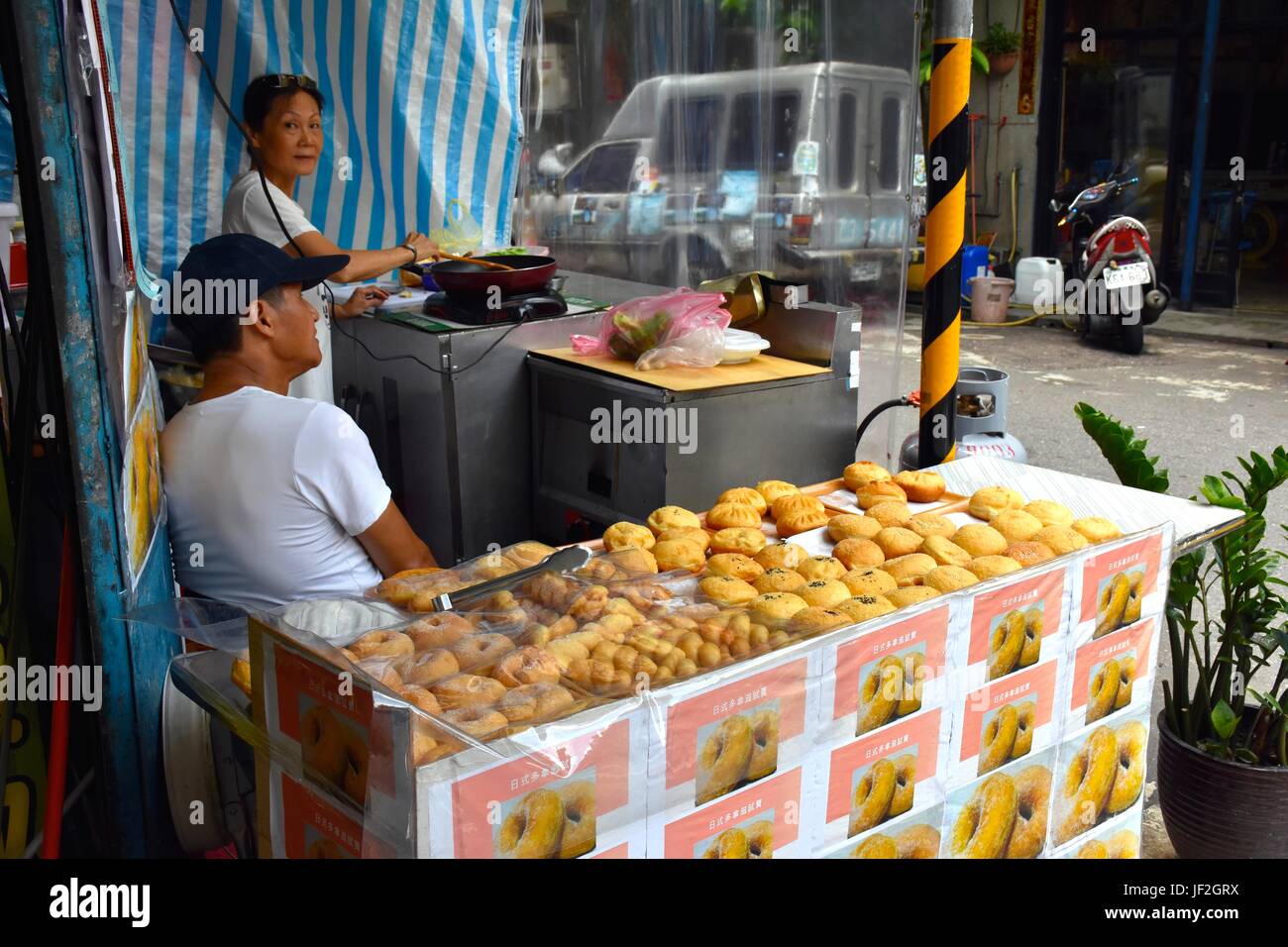 Questo è un molto gentile il marito e la moglie la vendita di beni cotti al forno in corrispondenza di una via di stand, super delizioso. Taiwan Foto Stock