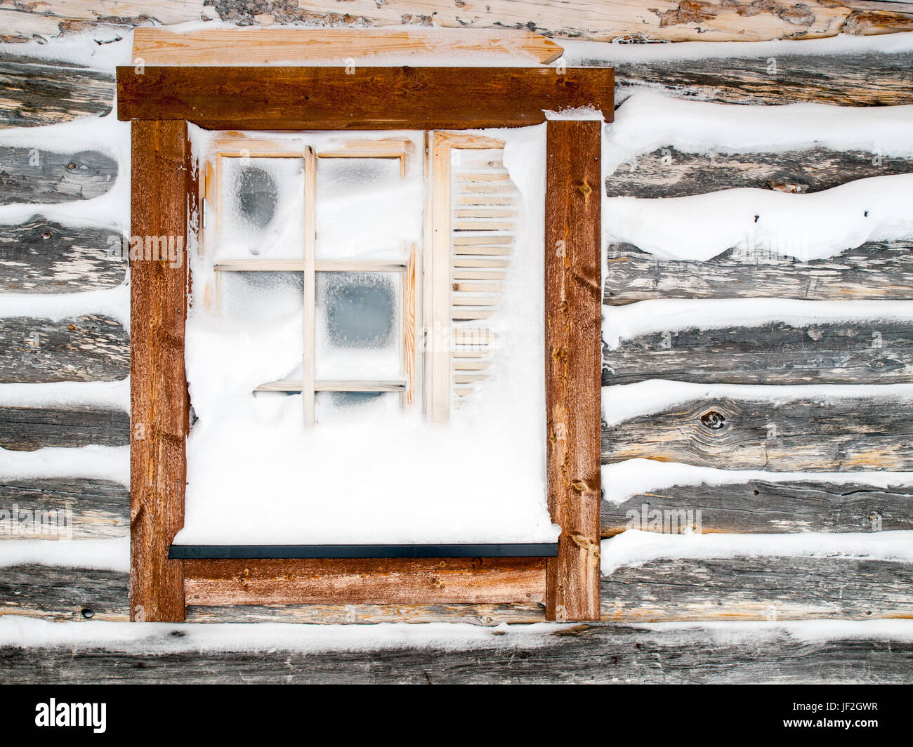 Una finestra di una cabina in legno in inverno, Norvegia Foto Stock