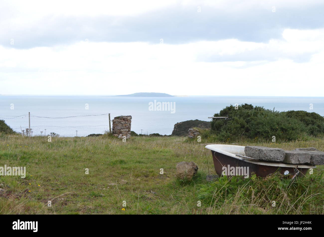 Vasca da bagno in un campo rurale dalla costa del Mare di Howth, Irlanda Foto Stock