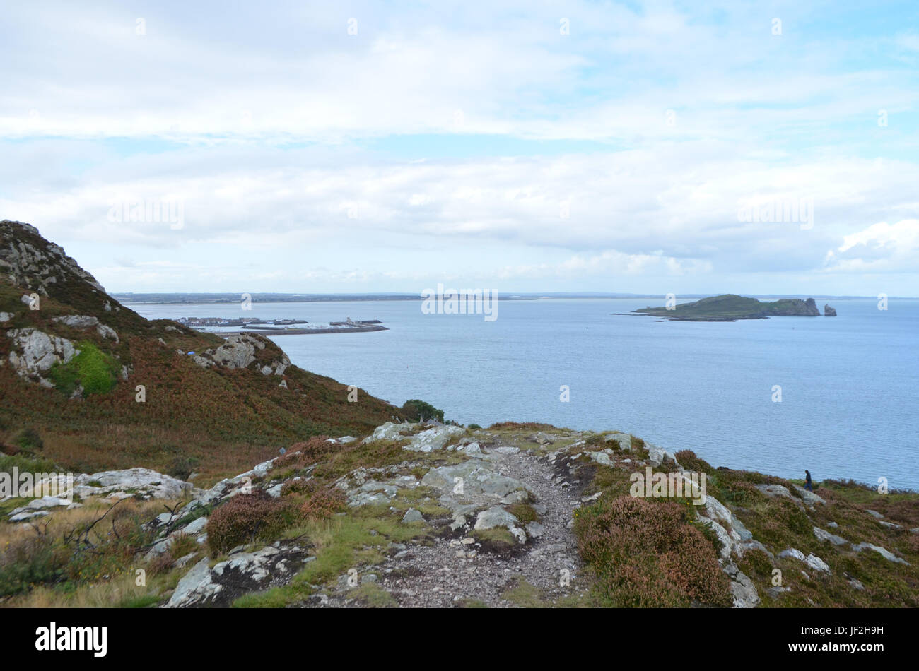 Rocky Mountain a piedi via dalla costa del mare in Ben di Howth, Irlanda Foto Stock