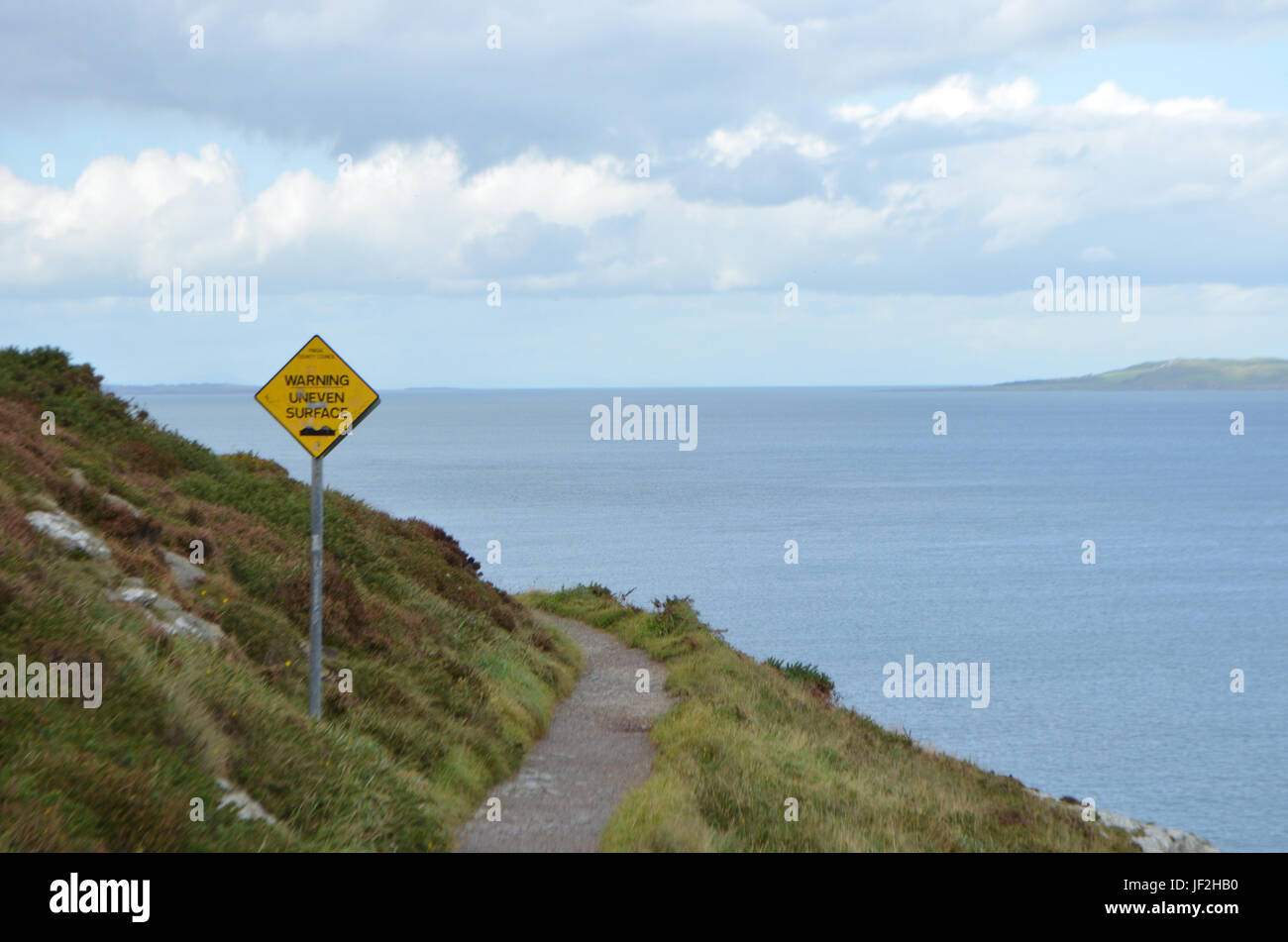 Superficie irregolare segno sulla montagna rocciosa a piedi via dalla costa del mare in Ben di Howth, Irlanda Foto Stock