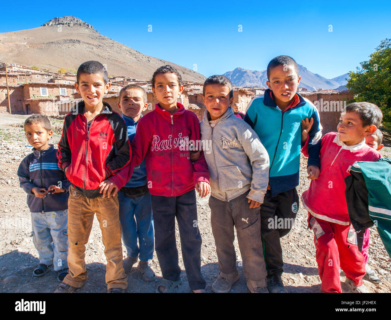 Un gruppo di bambini curiosi in un remoto villaggio dell'Atlante del Marocco Foto Stock