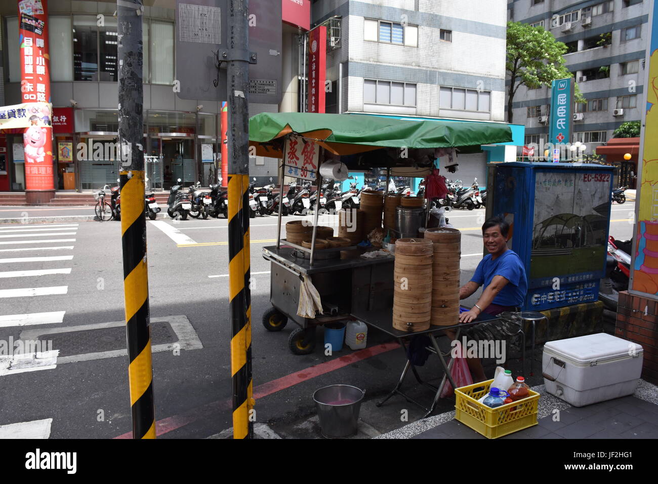 Deliziosi gnocchi di riso cotto a vapore alla perfezione è un pasto preferito per molti in Taiwan. Presto ora di pranzo sarà colpita e decine di line up per esso. Foto Stock