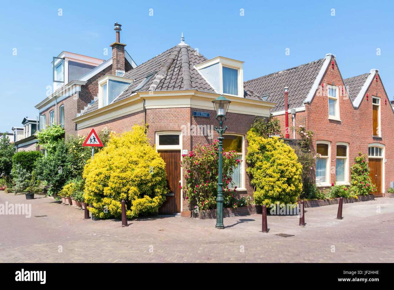 Scena di strada con case e giardini anteriore nella città vecchia di Scheveningen, l'Aia, Olanda meridionale, Paesi Bassi Foto Stock