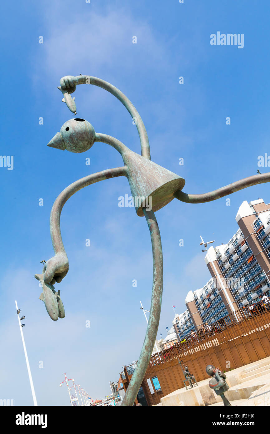 Aringa eater scultura, parte di favole dal mare sul lungomare di Scheveningen, l'Aia, Olanda meridionale, Paesi Bassi Foto Stock