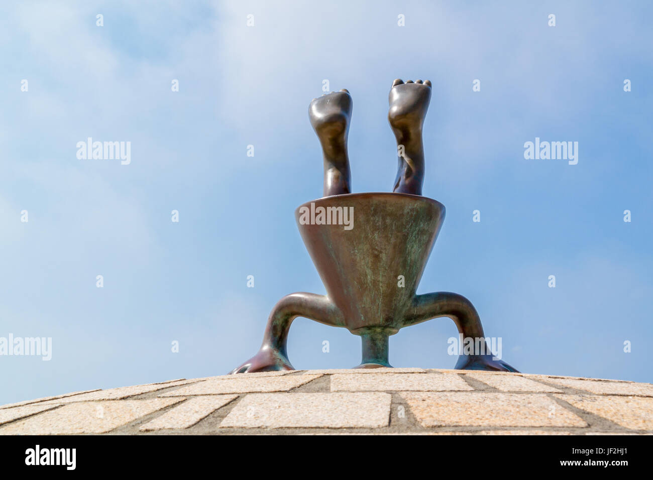Bronze capovolto figura, parte della favola di sculture del mare sul lungomare di Scheveningen, l'Aia, Olanda meridionale, Paesi Bassi Foto Stock