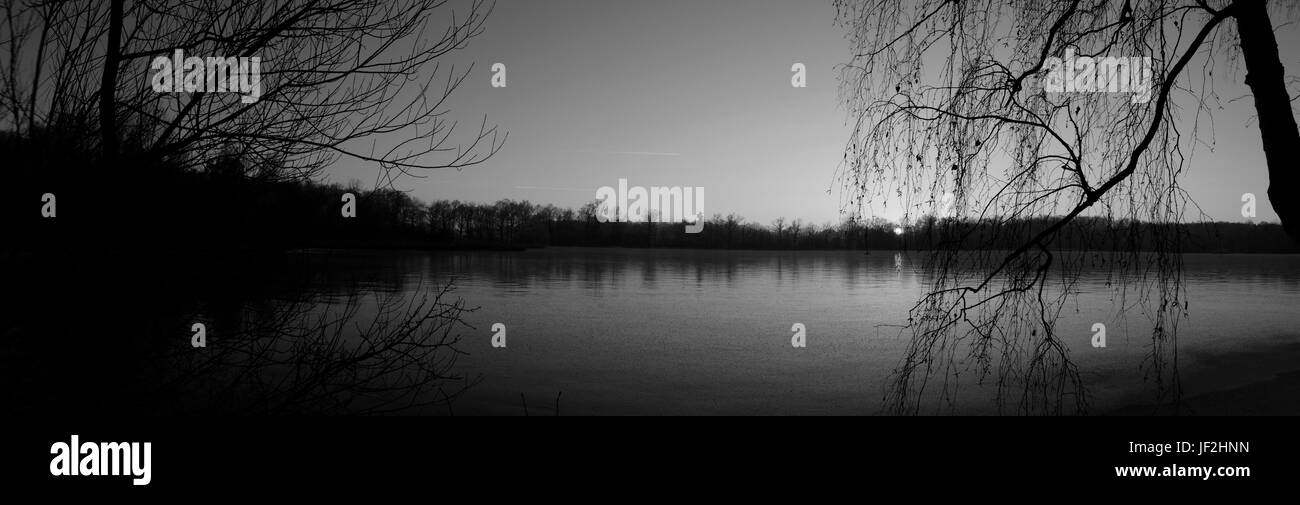 Specchio delle tenebre sul lago in bianco e nero panorama Foto Stock