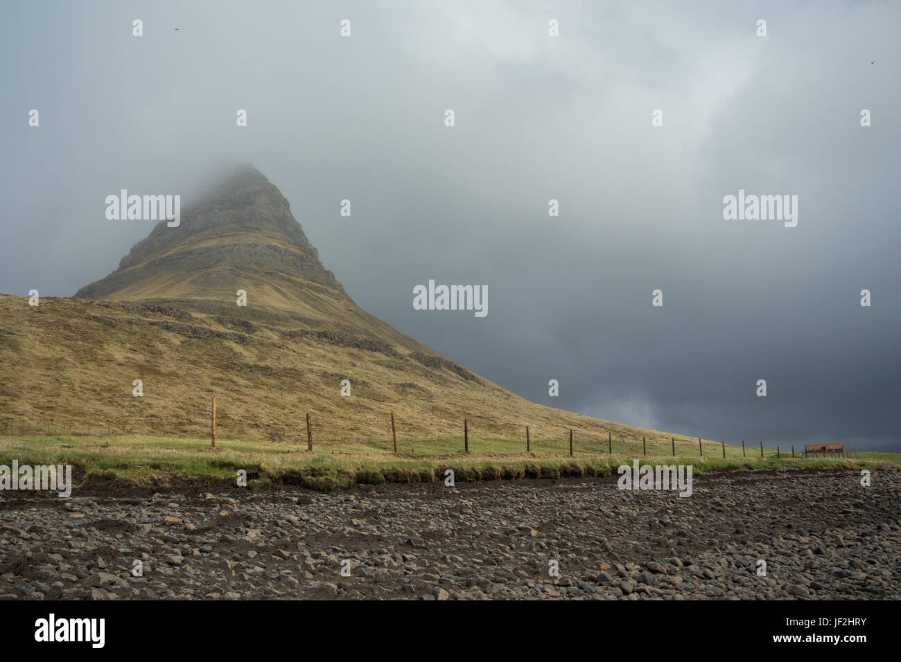 Kirkjufell in nubi Foto Stock