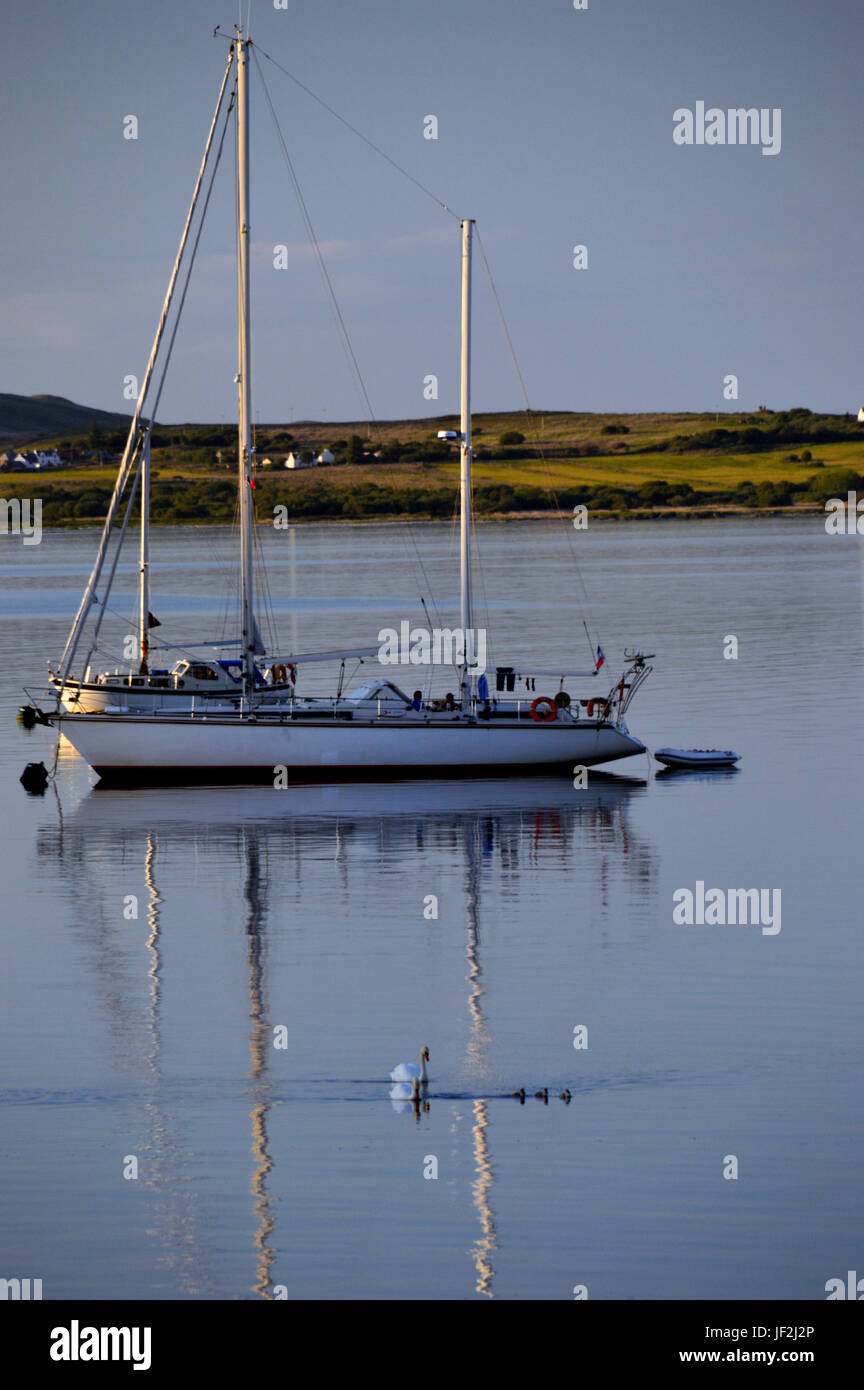 Lone imbarcazione a vela in Craighouse, piccole isole Bay sull'isola di Jura nelle isole scozzesi, Scozia UK. Foto Stock