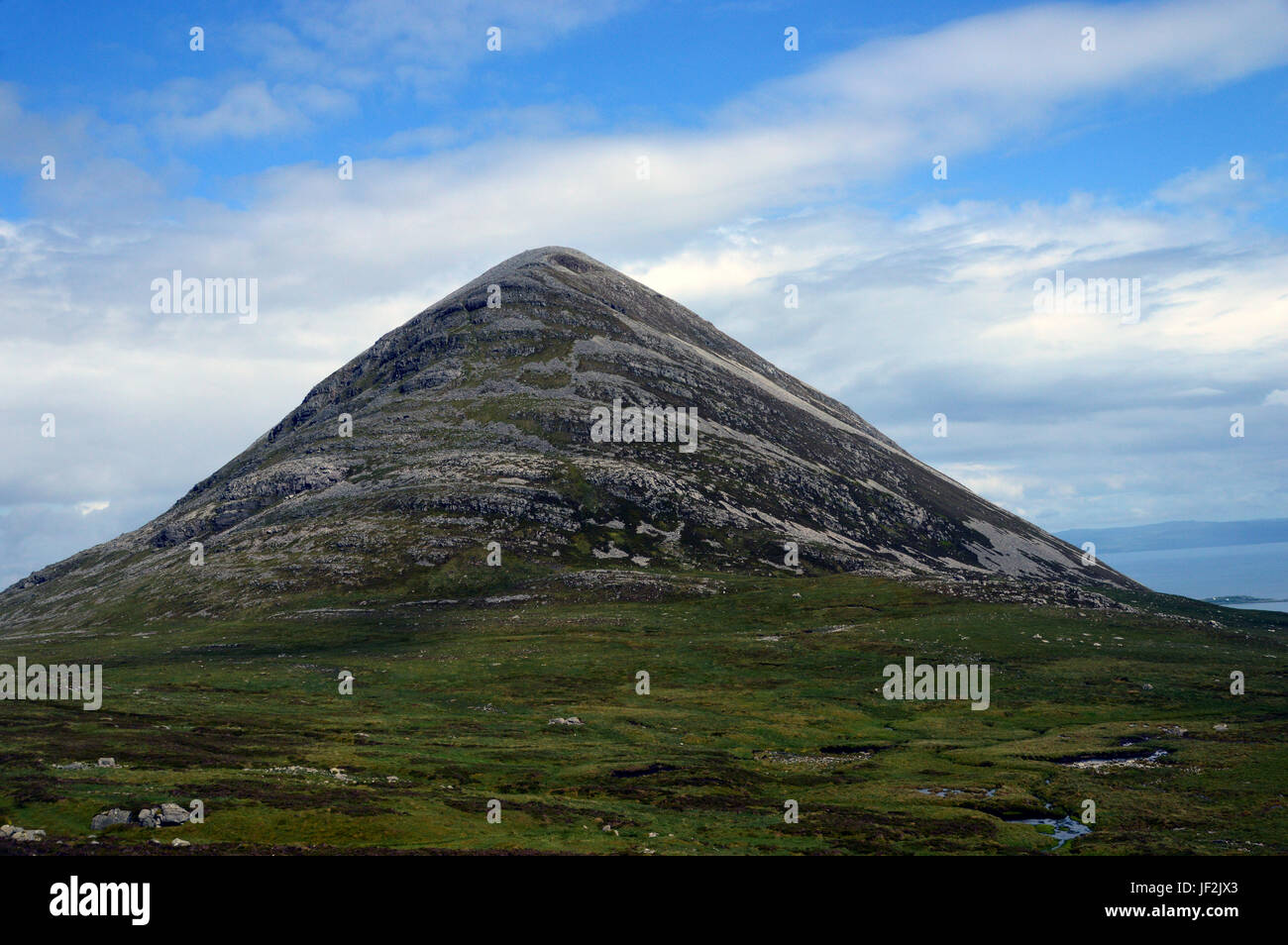 Il costone ovest della montagna scozzese Graham Beinn Shiantaidh dal Corbett Beinn una funzione OIR (pappe del Giura) Isle of Jura, isole scozzesi.UK Foto Stock