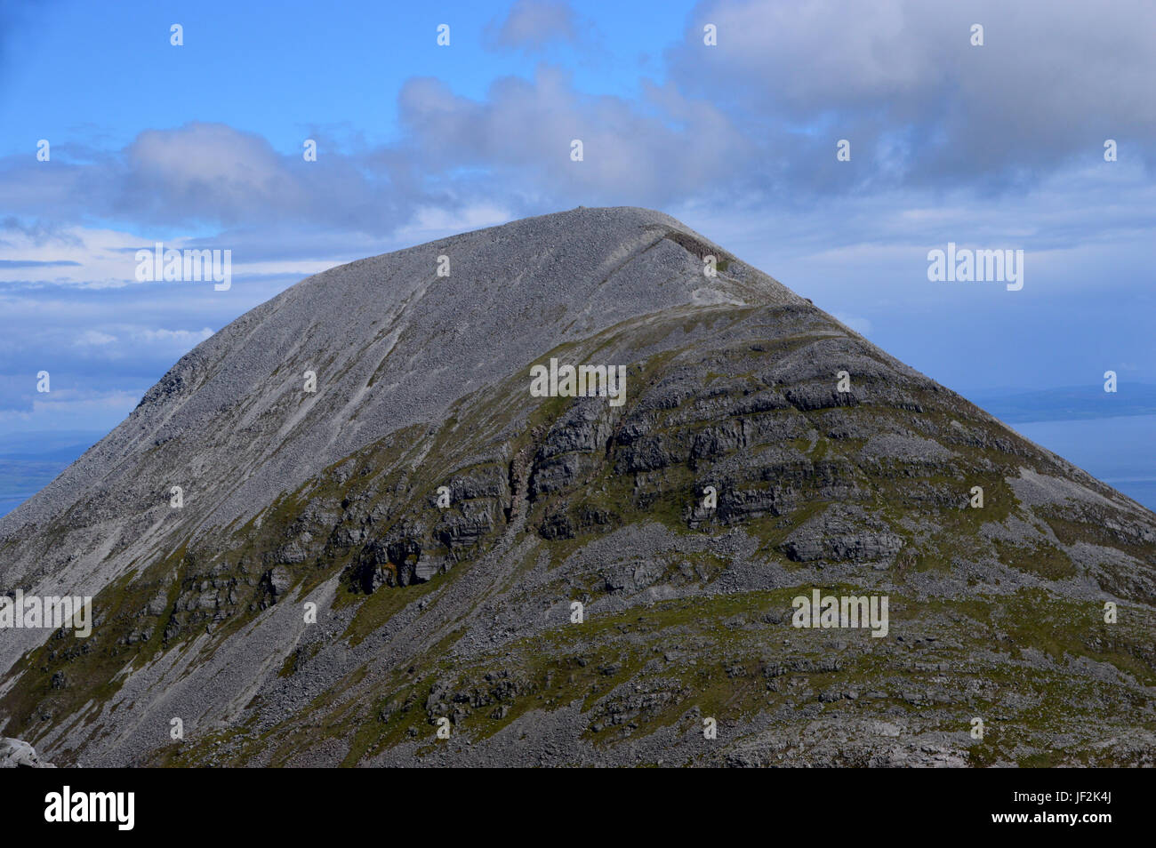 Il costone ovest della montagna scozzese Graham Beinn Shiantaidh dal Corbett Beinn una funzione OIR (pappe del Giura) Isle of Jura, isole scozzesi.UK Foto Stock