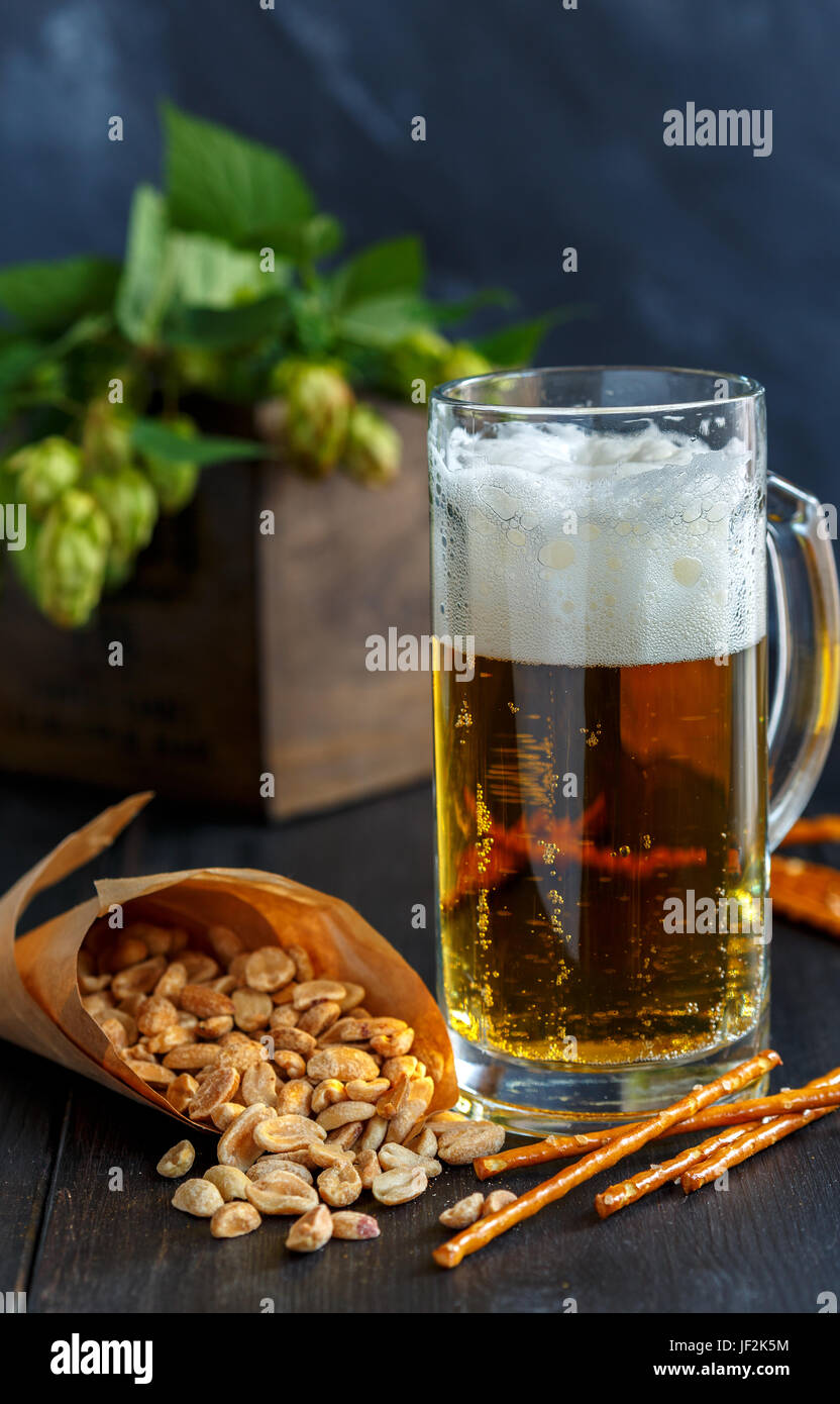 Boccale di birra, arachidi e cannucce. Foto Stock