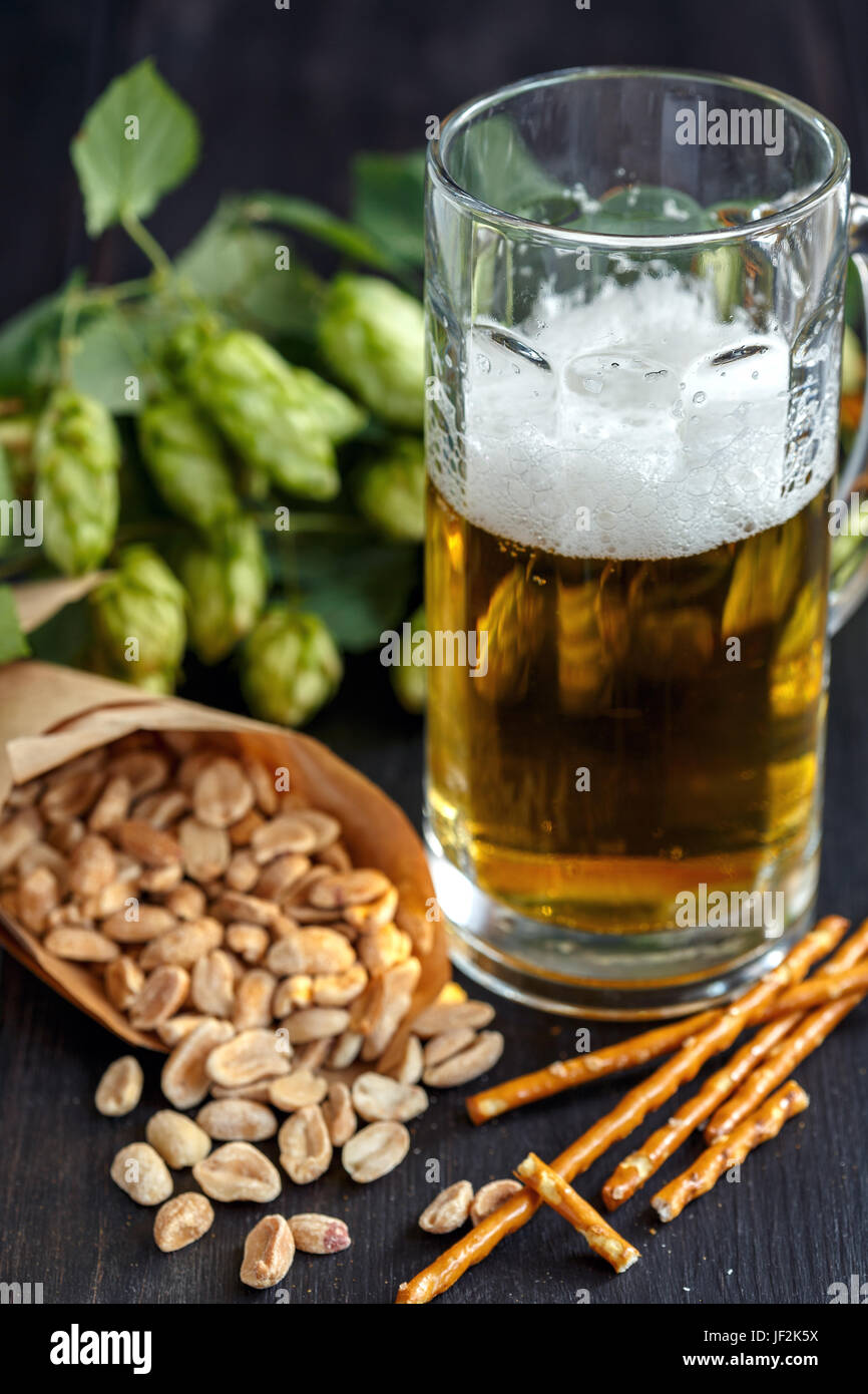 Sacchetto di arachidi e boccale di birra. Foto Stock