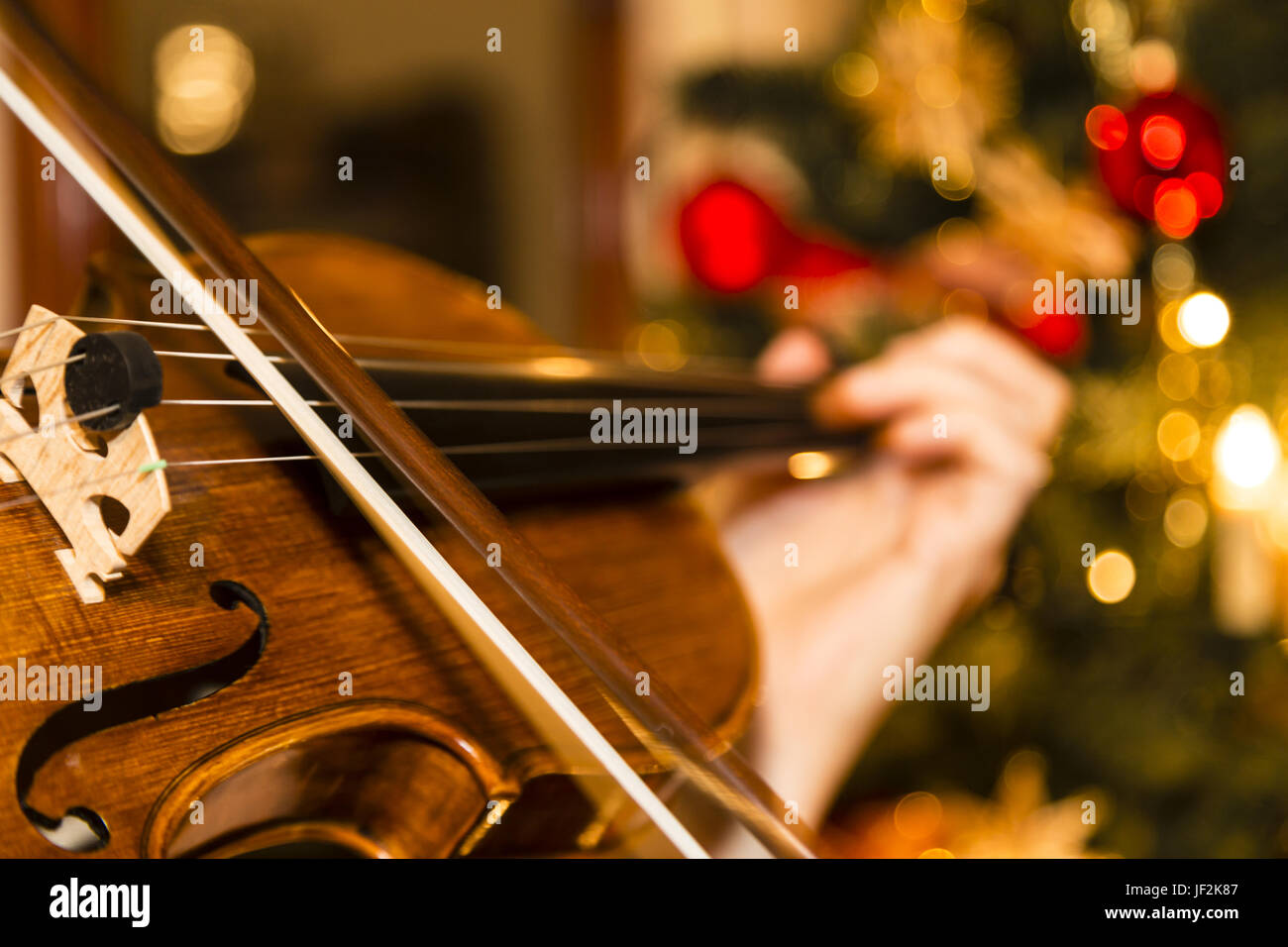 Il violino con albero di natale Foto Stock