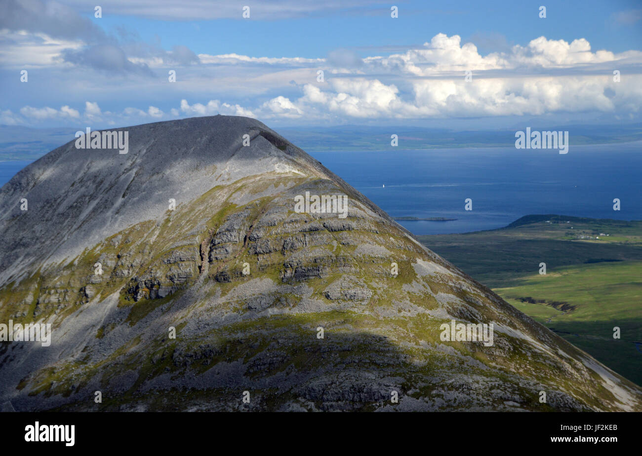 Il costone ovest della montagna scozzese Graham Beinn Shiantaidh dal Corbett Beinn una funzione OIR (pappe del Giura) Isle of Jura, isole scozzesi.UK Foto Stock