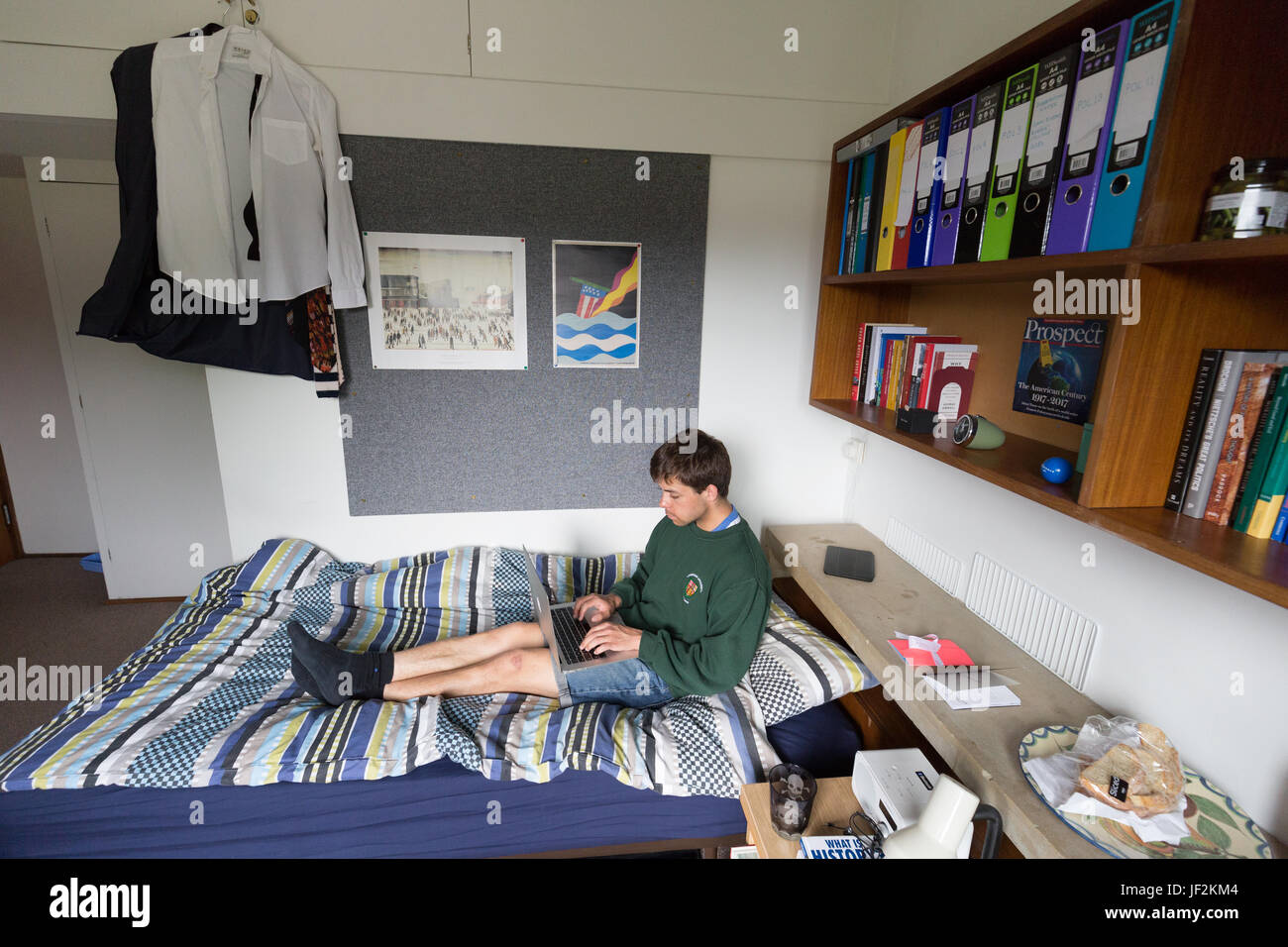 Cambridge University studente che studia su laptop in camera da letto, Queens College Cambridge University, Cambridge England UK Foto Stock