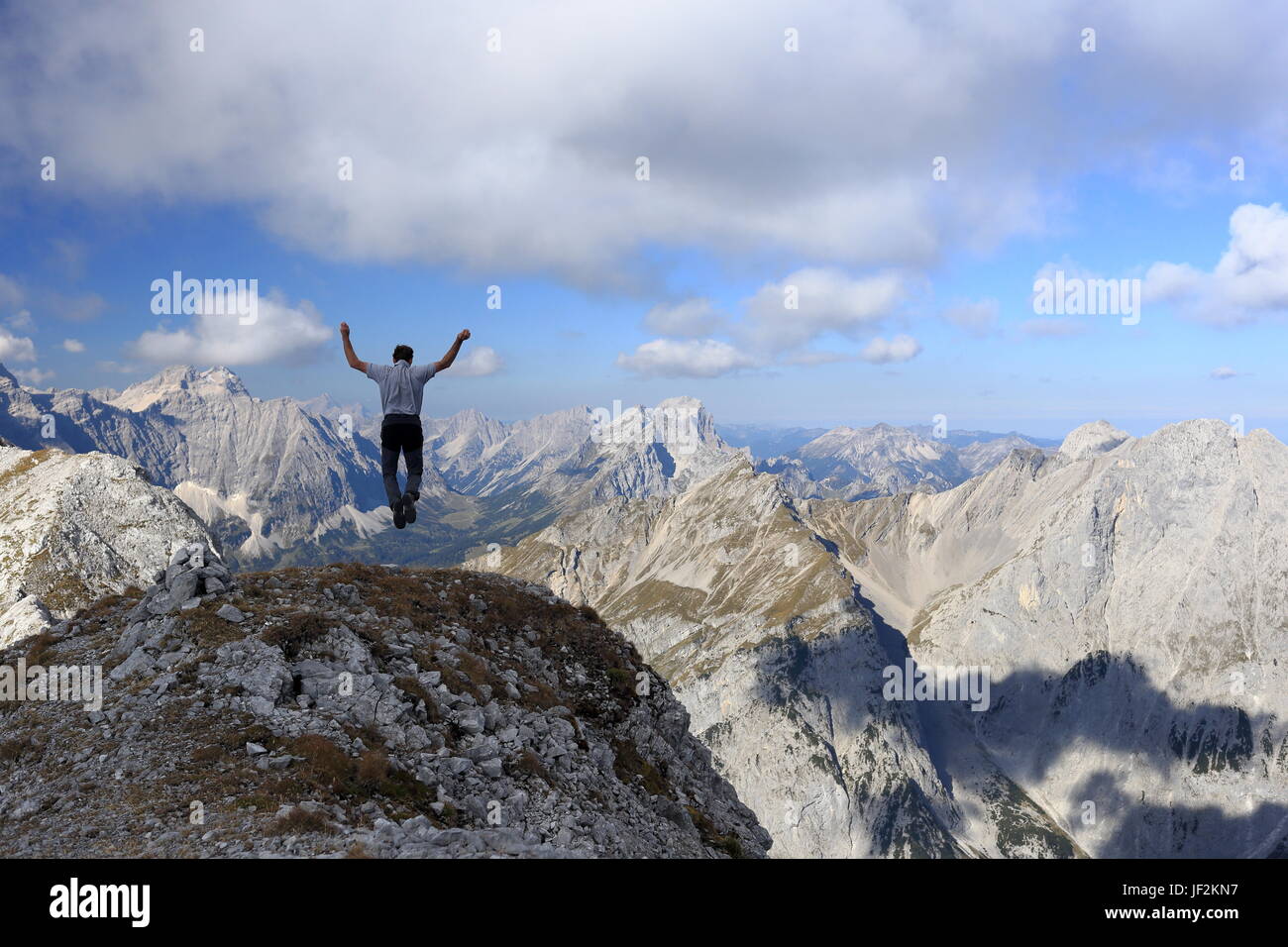 Happy hiker è il salto in alto Foto Stock