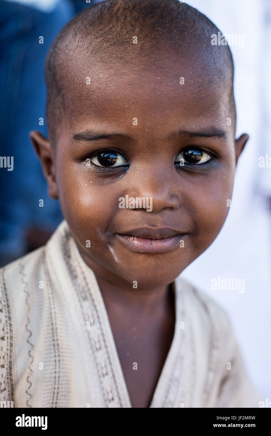 Ritratto di un giovane bambino Swahili con kohl su i suoi occhi, Lamu, Kenya Foto Stock