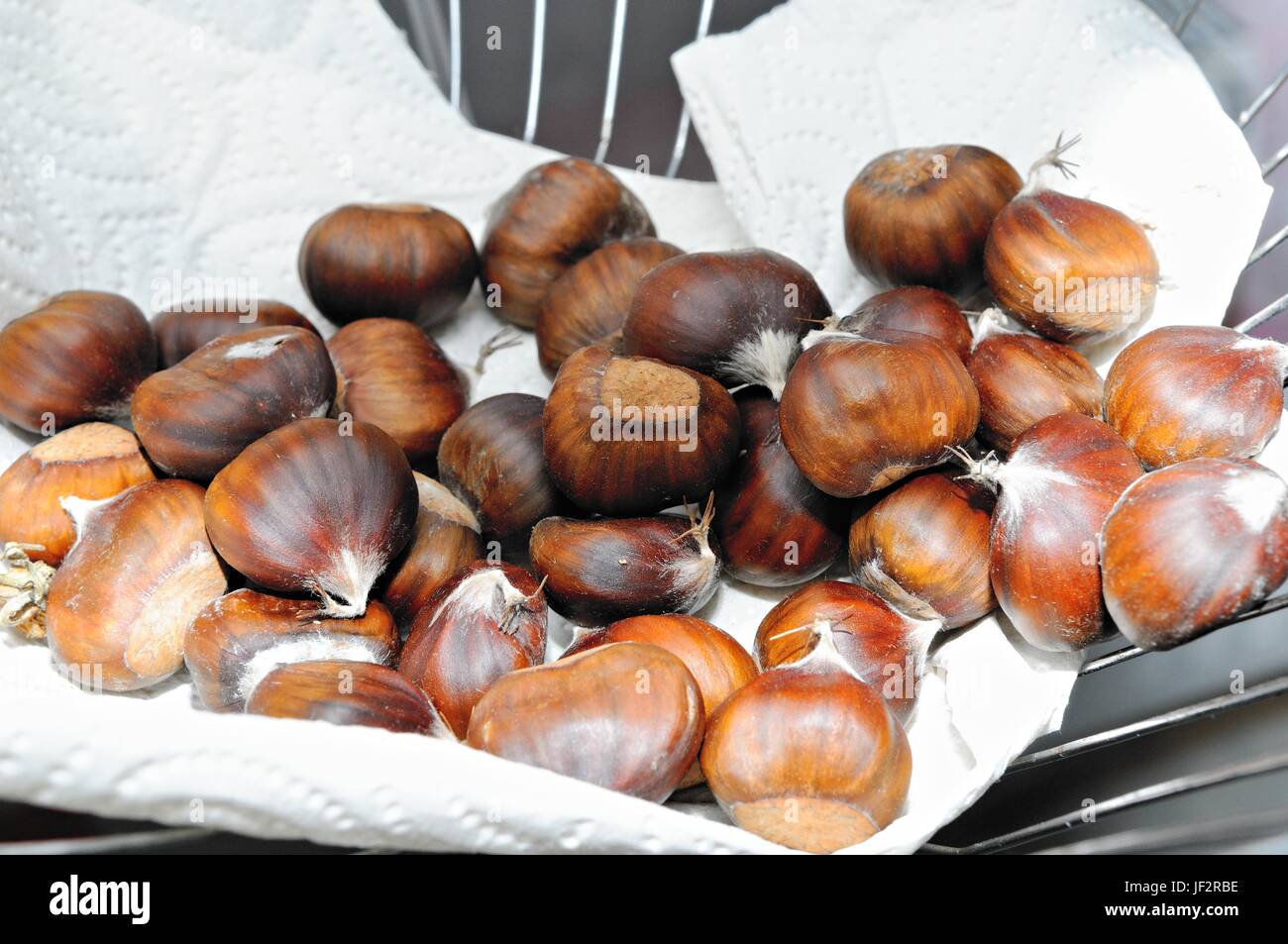 Le castagne nella casella della griglia Foto Stock