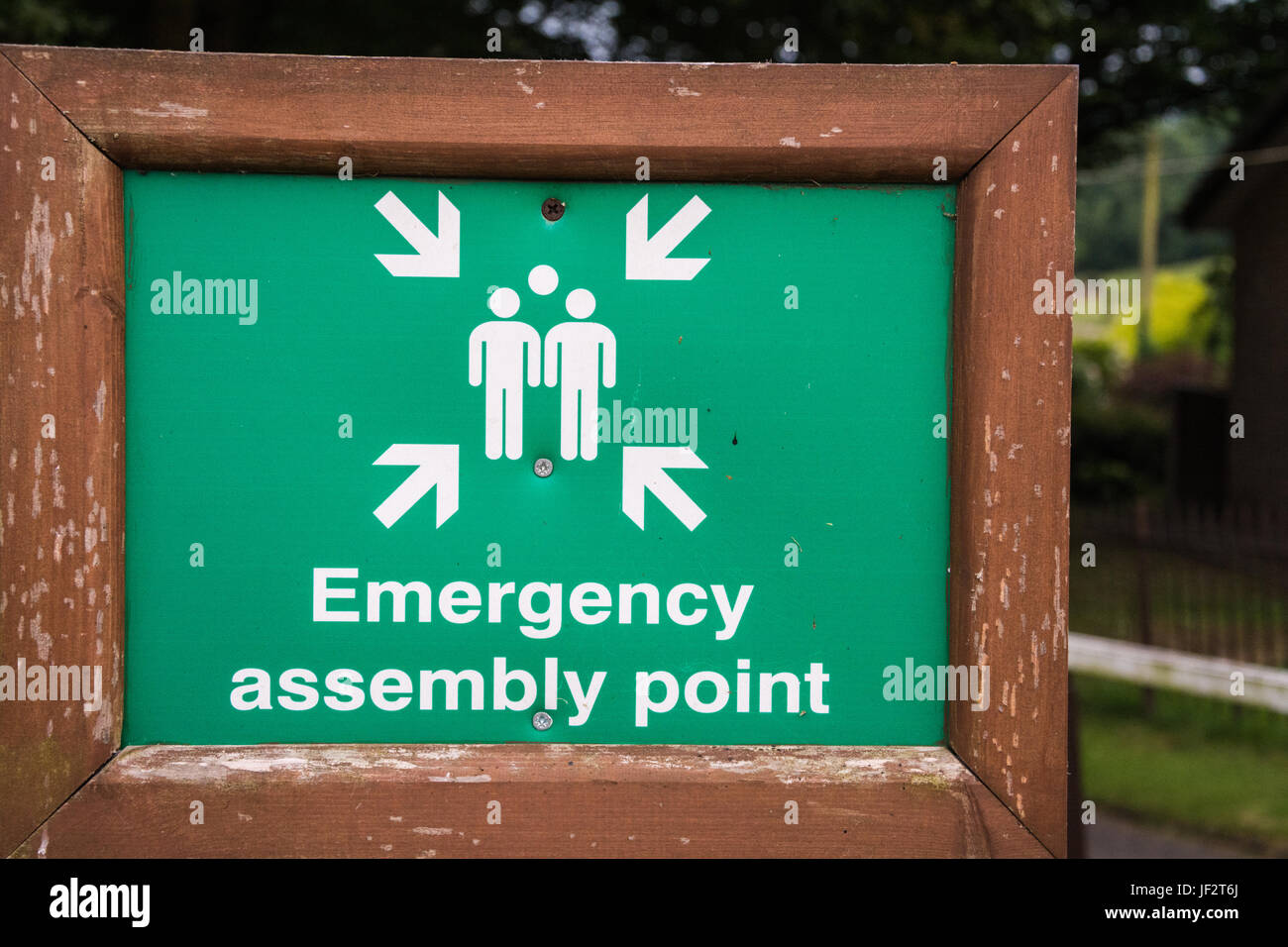 Un cartello che diceva: Emergenza Punto di montaggio. Un designato punto di evacuazione in caso di incendio o altra emergenza tale. Foto Stock
