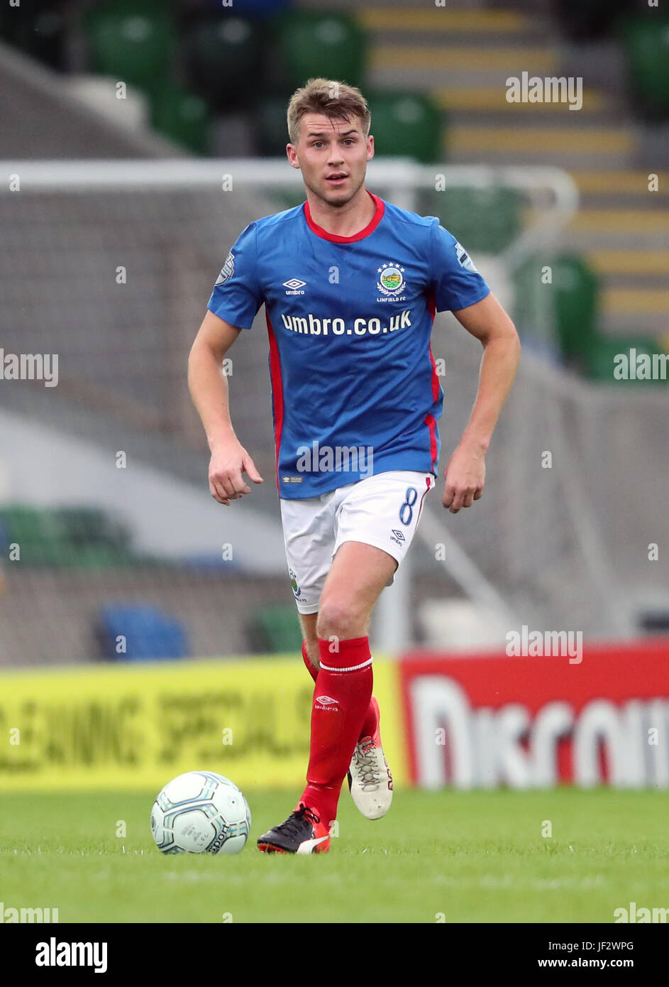 Il Linfield Stephen Lowry durante la UEFA Champions League match di qualificazione al Windsor Park di Belfast. Stampa foto di associazione. Picture Data: Mercoledì 28 Giugno, 2017. Vedere PA storia SOCCER Linfield. Foto di credito dovrebbe leggere: Niall Carson/PA FILO Foto Stock