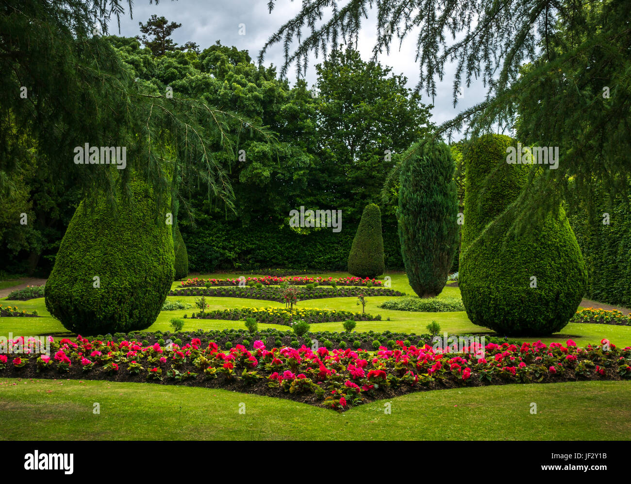 Formale di Flower Garden, Dirleton Castle, con topiaria da siepi di tasso, Dirleton, East Lothian, Scozia, Regno Unito Foto Stock