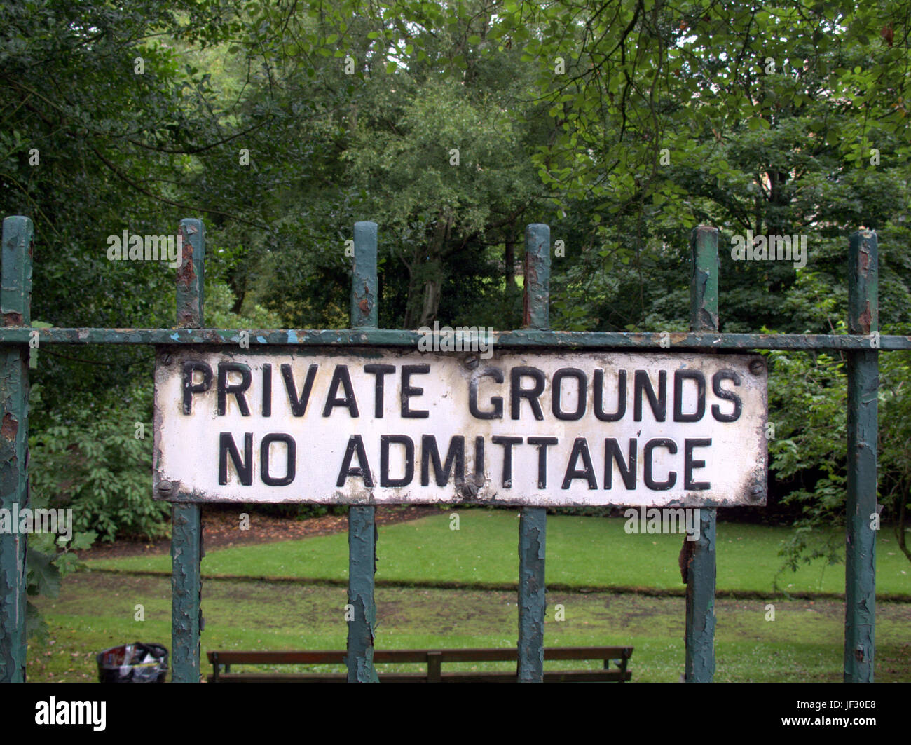Giardini privati è vietato weathered segno al park Foto Stock
