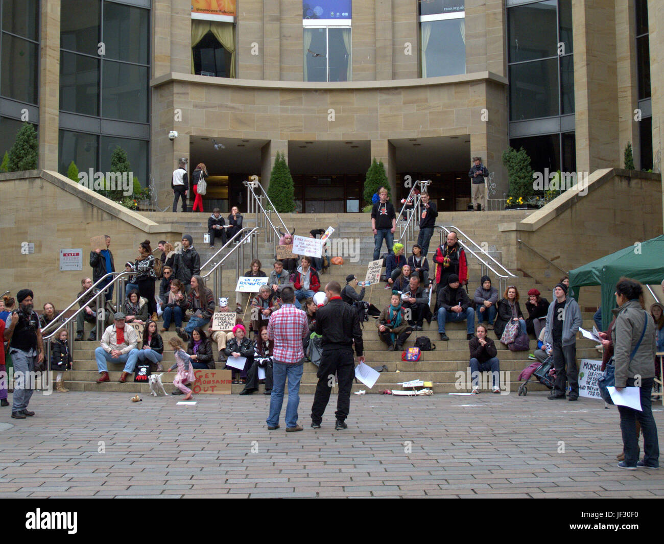 Anti Monsanto genetica verde protesta sui gradini della Royal Concert Hall di Glasgow Foto Stock