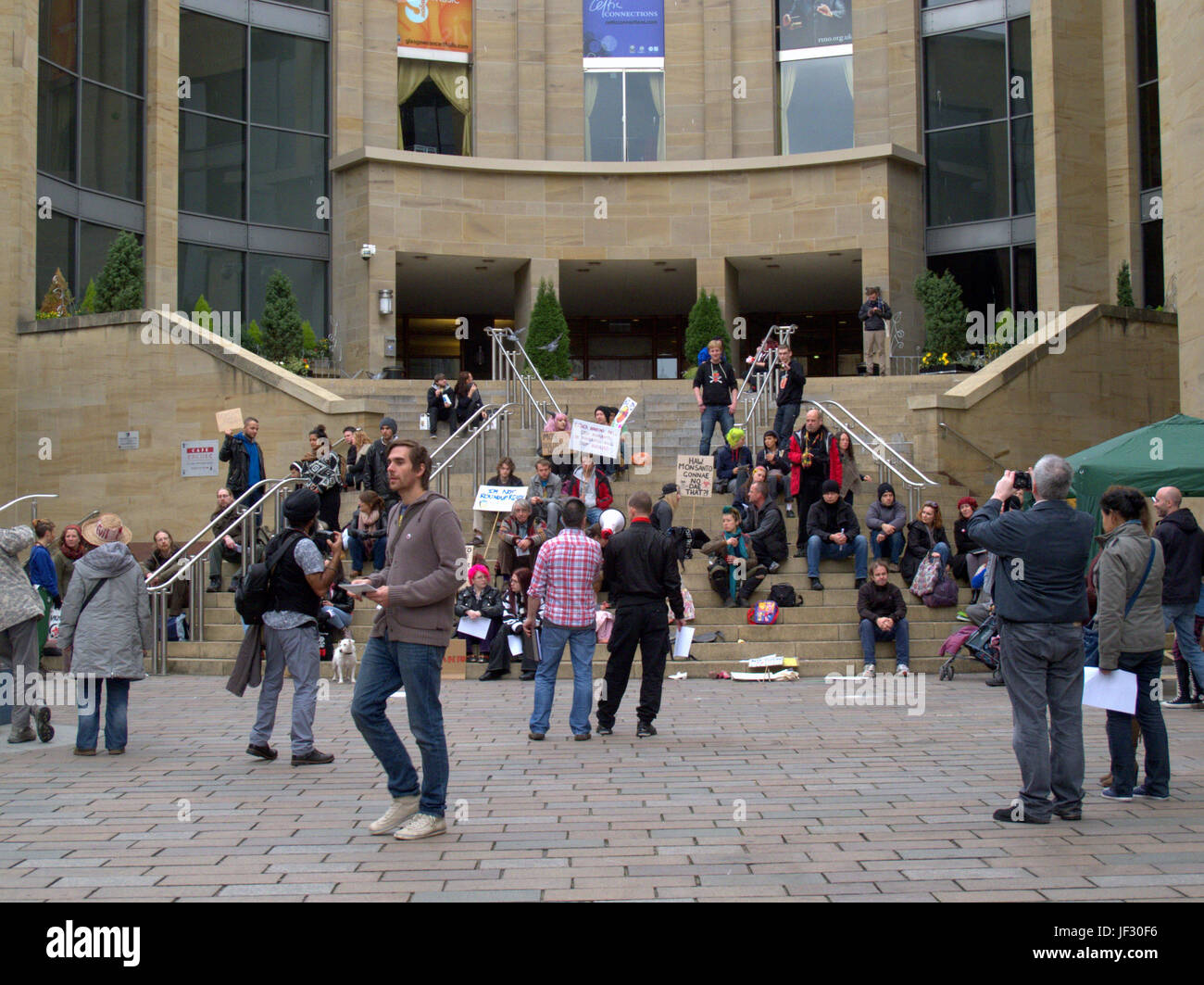 Anti Monsanto genetica verde protesta sui gradini della Royal Concert Hall di Glasgow Foto Stock