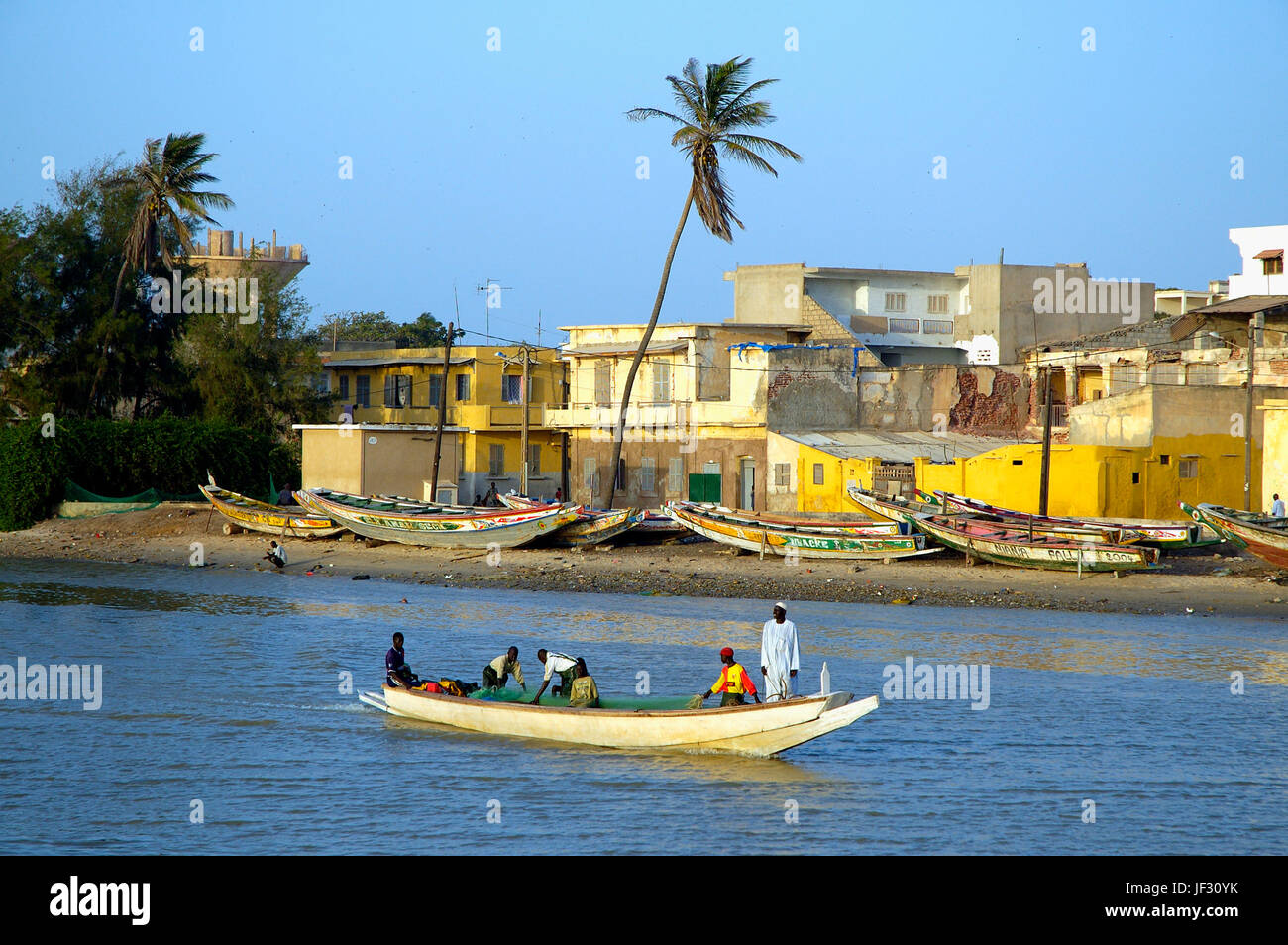 I pescatori del fiume Senegal. Saint Louis, un sito Patrimonio Mondiale dell'UNESCO. Senegal Foto Stock