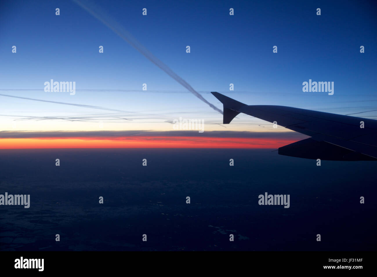 Francoforte, Germania - Gennaio 20th, 2017: vista del tramonto, Germania durante l'inverno e l'ala di aeroplano dall'interno del piano durante il mio volo Lufthansa a Oslo. Foto Stock