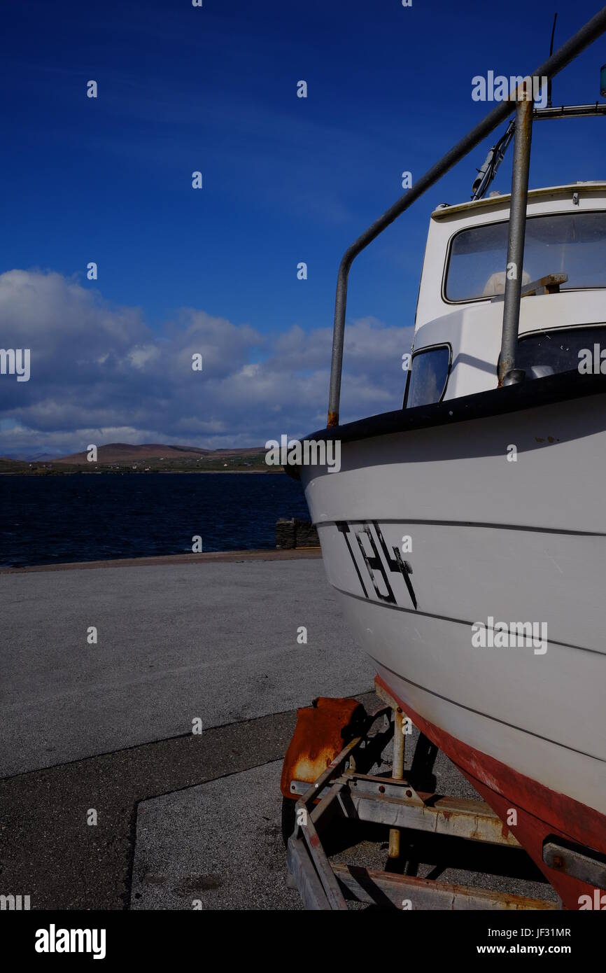 Barca a Knightstown, Valentia Island, nella contea di Kerry, Irlanda sul Ring di Kerry rotta e il selvaggio modo atlantico Foto Stock