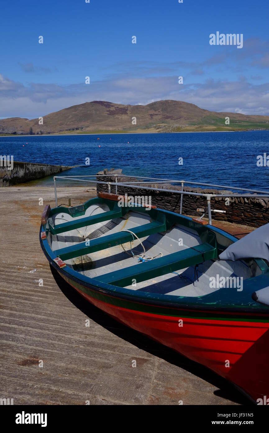 Barca su uno scalo a Knightstown, Valentia Island, nella contea di Kerry, Irlanda sul Ring di Kerry percorso e il selvaggio modo atlantico Foto Stock