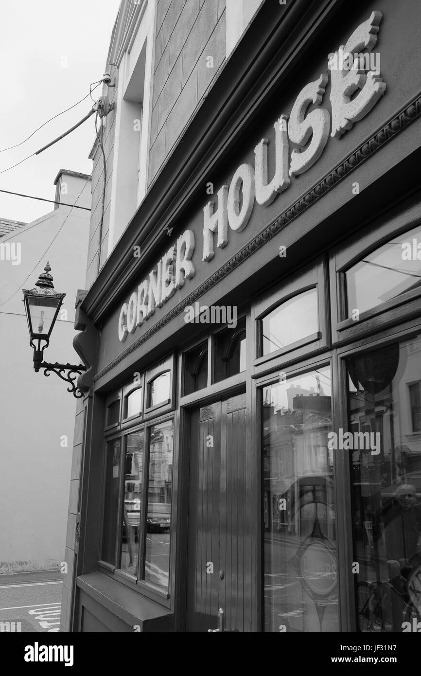 Il Corner House pub ad ovest sulla strada principale, in Cahersiveen, nella contea di Kerry, Irlanda sul Ring di Kerry rotta e il selvaggio modo atlantico Foto Stock