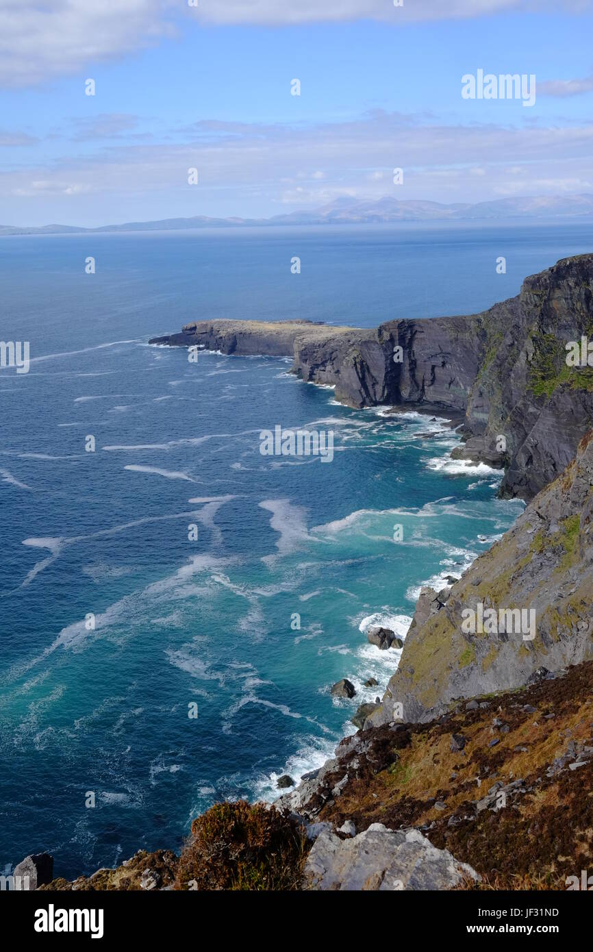 Vista dalla montagna Geokaun oltre Fogher scogliere, Valentia Island, nella contea di Kerry, Irlanda. Il punto più alto dell' isola Valentia. Vista in direzione di Dingle. Foto Stock