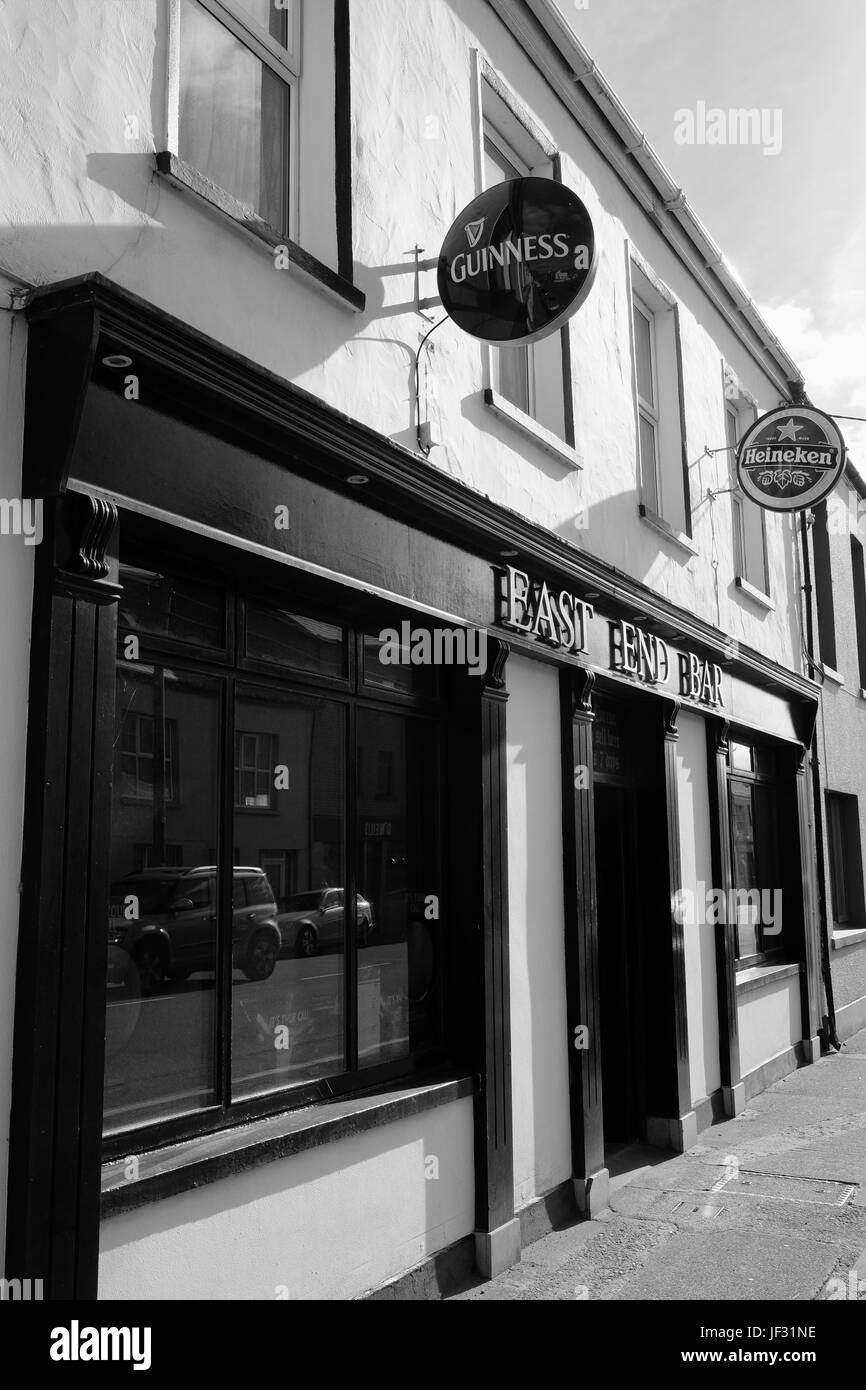 L'East End Bar in Cahersiveen, nella contea di Kerry, Irlanda sul Ring di Kerry rotta e il selvaggio modo atlantico Foto Stock