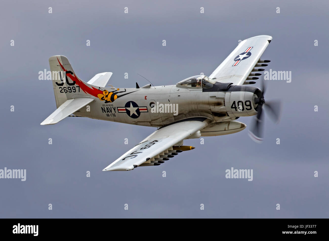 Un aereo-1 Skyraider Guerra del Vietnam era fighter battenti a air show Foto Stock